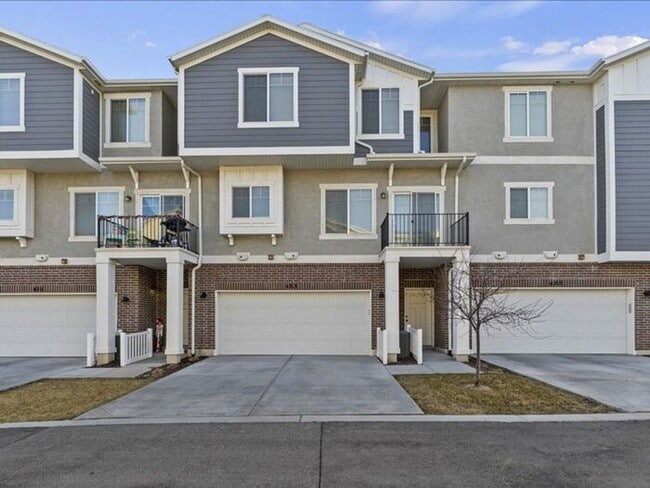 Building Photo - RIVERTON 3 BED, 2.5 BATH TOWNHOME