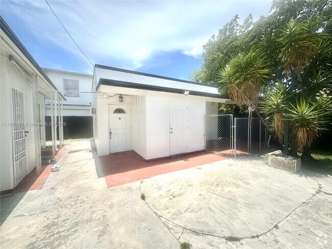 Building Photo - 30 NW 32nd Pl Unit Rear Rental