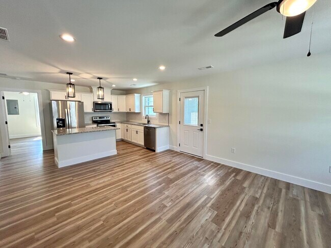 Photo - 112 State Hwy 1611