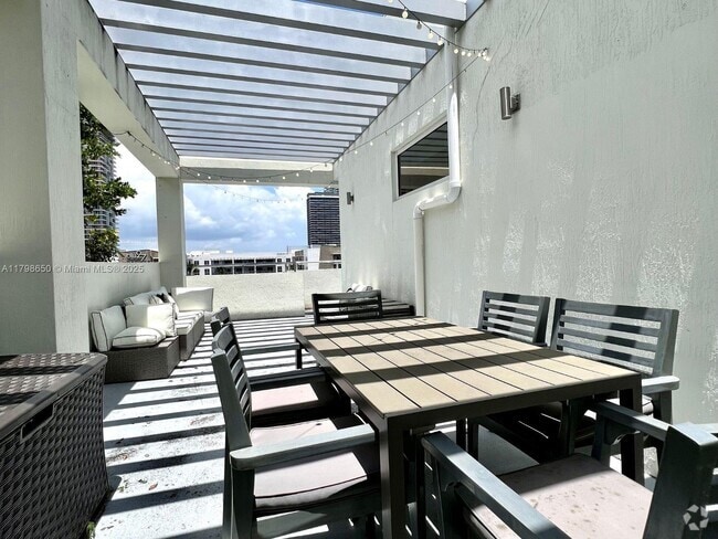 Building Photo - 321 NE 26th St Unit PH904 Rental