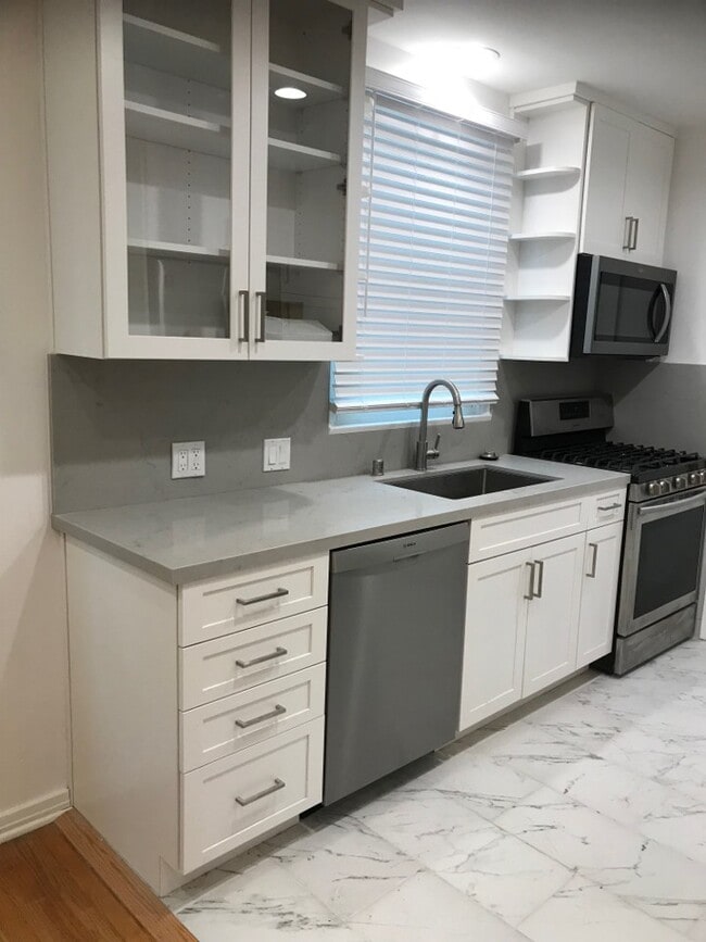 Photo - 144 S Roxbury Dr Unit Front