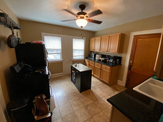 Kitchen - 2143 N 67th St Unidad Lower