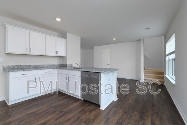 Photo - 618 Evaleigh St