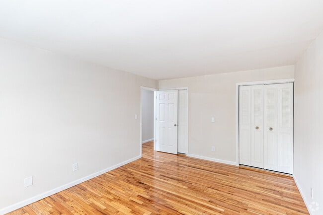 2BR, 1BA (830sqft) - Bedroom