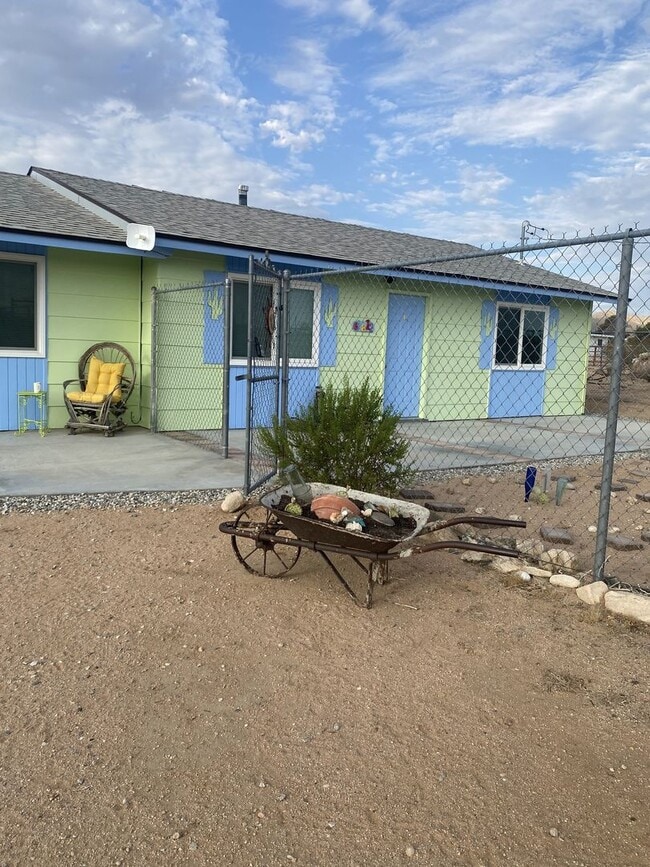 Building Photo - All appliances & All utilities Included! F... Rental