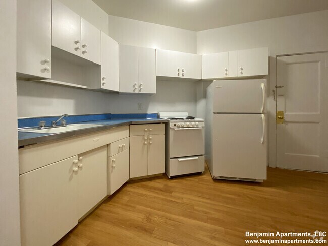 Building Photo - 1592 Beacon St Unit 11 Rental