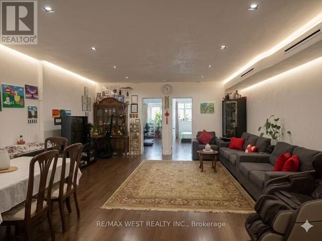 Photo - 555 St Clair Ave W