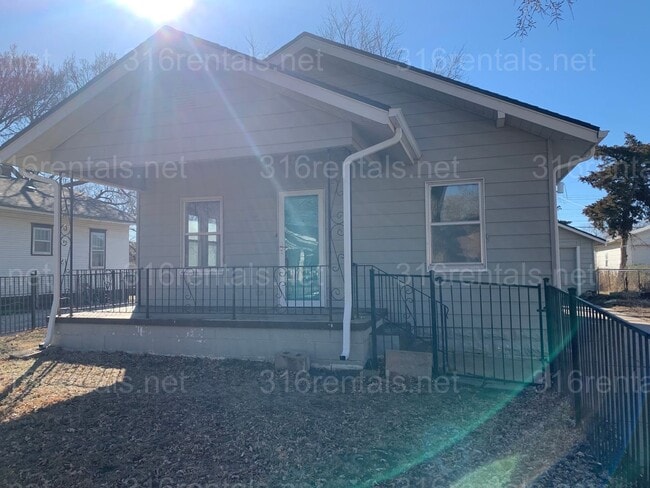 Building Photo - $1,350 - 3 bedroom 2 bath - Beautiful home...