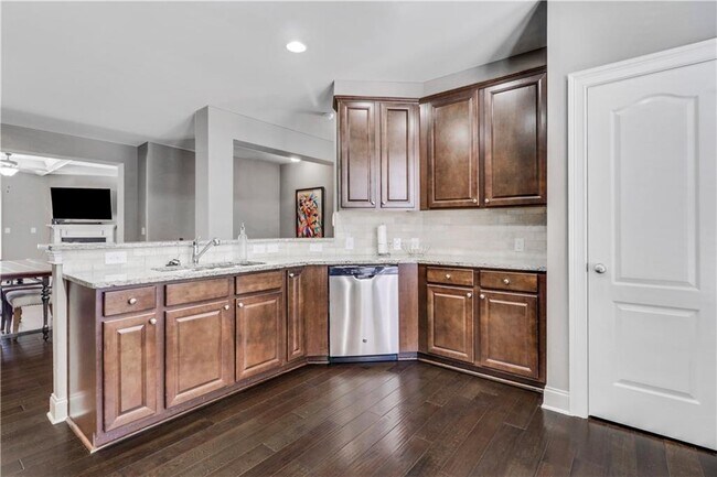 Photo - 5084 Whiteoak Terrace SE