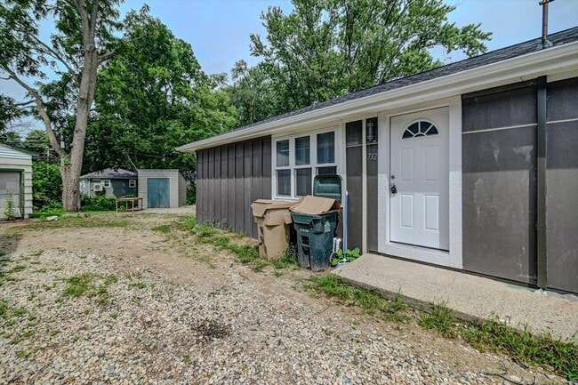 Photo - 732 Mayfair Ave
