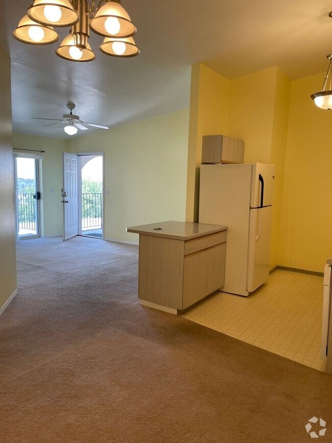 Building Photo - 3 bedroom, 2 bath on College Hill! Rental