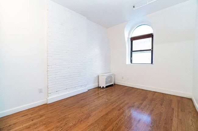 Building Photo - 156 W 15th St Unit ID1302126P Rental