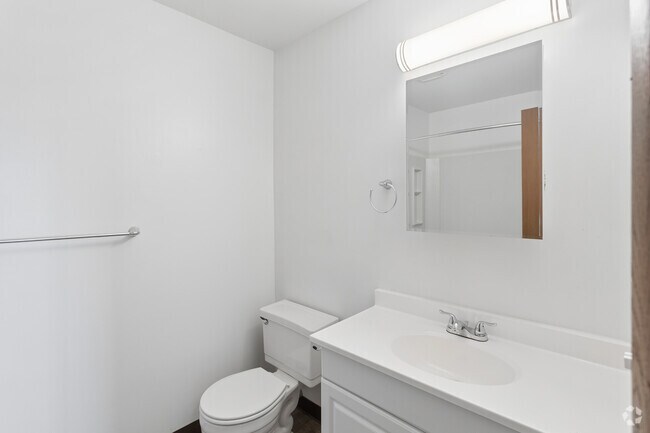 2BR, 2BA - 1,000SF - Bathroom
