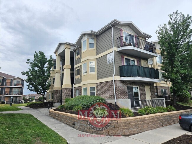 Building Photo - Great Ground-Level 3 Bed 2 Bath Sandy Condo!