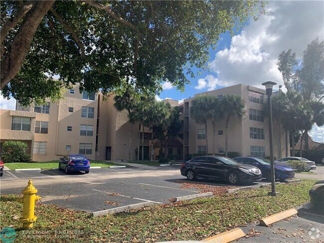 Building Photo - 9470 Live Oak Pl Unit 404 Rental