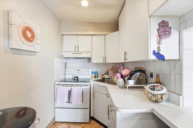 Photo - 1614 Union Turnpike