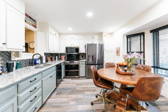 Photo - 6037 72nd St