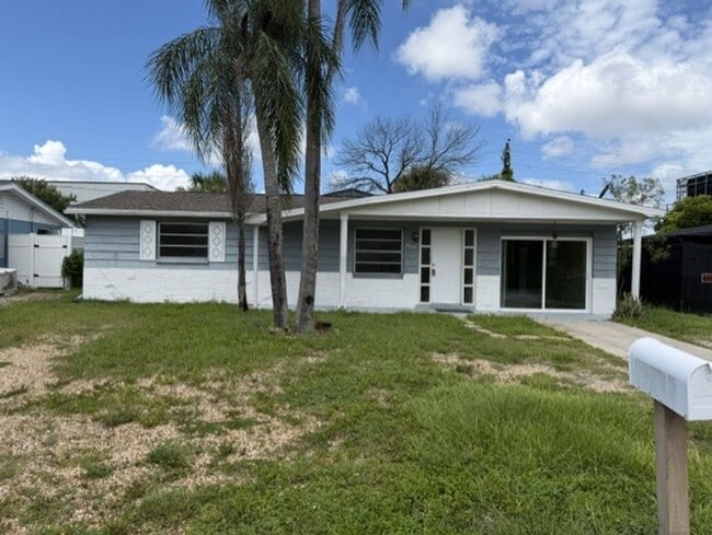 Building Photo - 2527 Cheval Dr