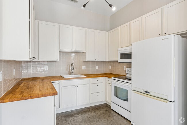 2BR, 2BA - 1,085SF - Kitchen