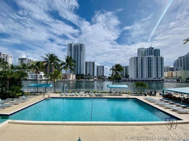 Photo - 1000 Parkview Dr Unit 316