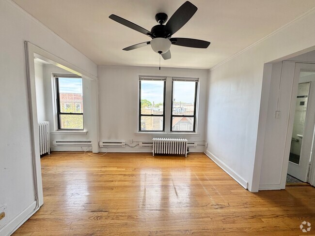 Building Photo - 3350 N Marshfield Ave Unit S Rental