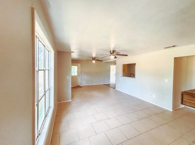 Photo - 205 Cambridge Ln