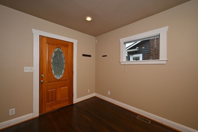 Photo - 758 N 66th St