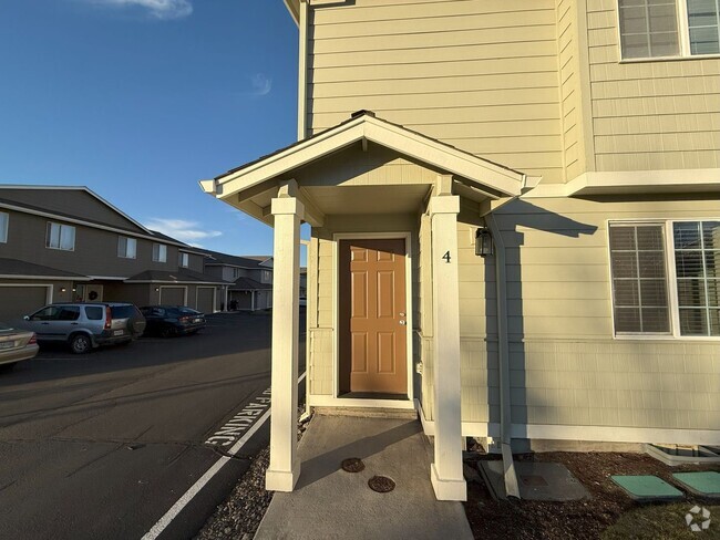 Building Photo - 2561 NW Cedar Ave Unit 4 Rental