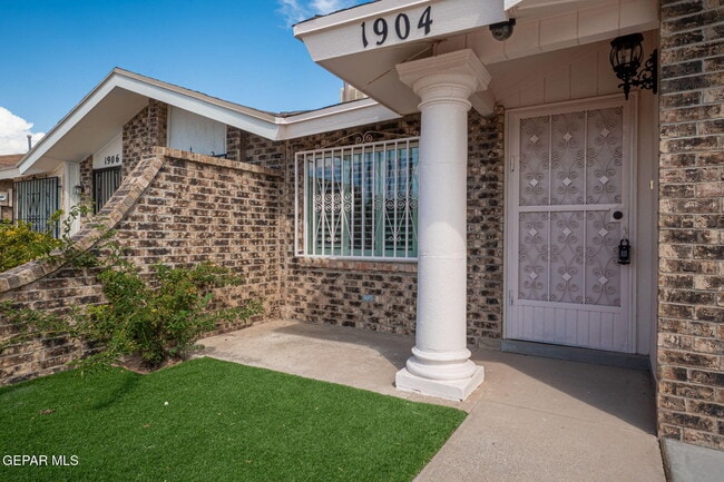 Building Photo - 1904 Estrada Dr Rental