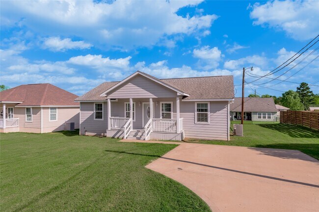 Photo - 100 Shorewood Dr