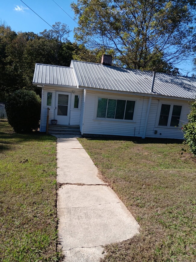 Building Photo - 512 34th Ave W