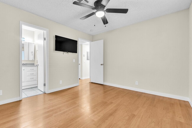 Photo - 924 Falconhead Ln