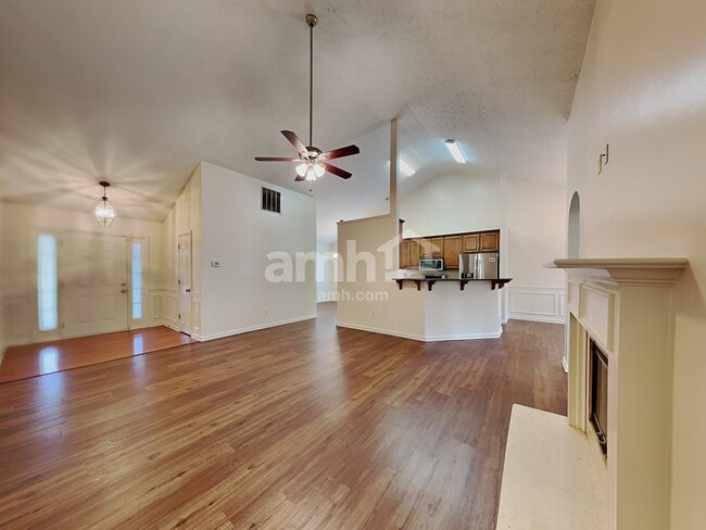 Photo - 389 Sunderland Way