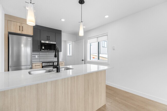 Photo - 9809-9153 153 St NW Unit Garage