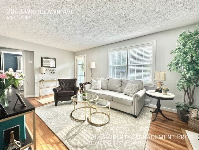 Photo - 2843 Woodlawn Ave