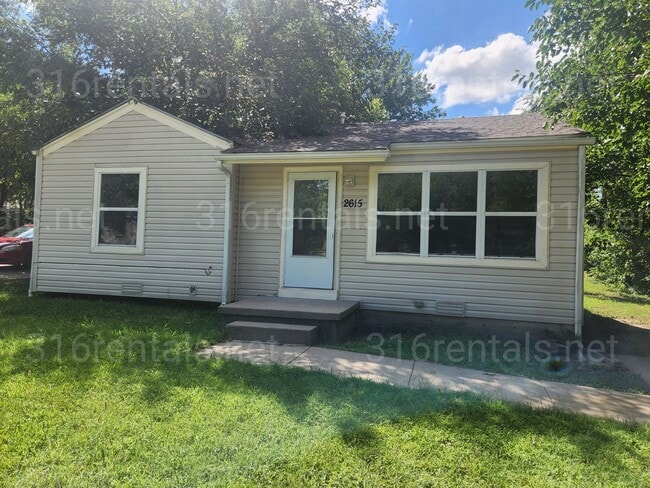 Building Photo - $1075 - 3 bedroom / 1 bathroom - Single Fa... Rental