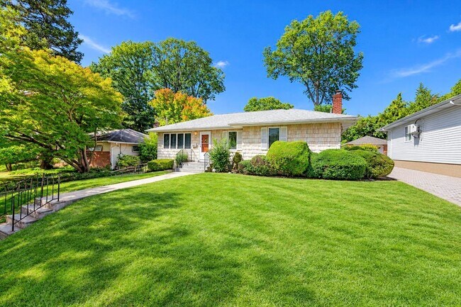 152 Nassau Dr