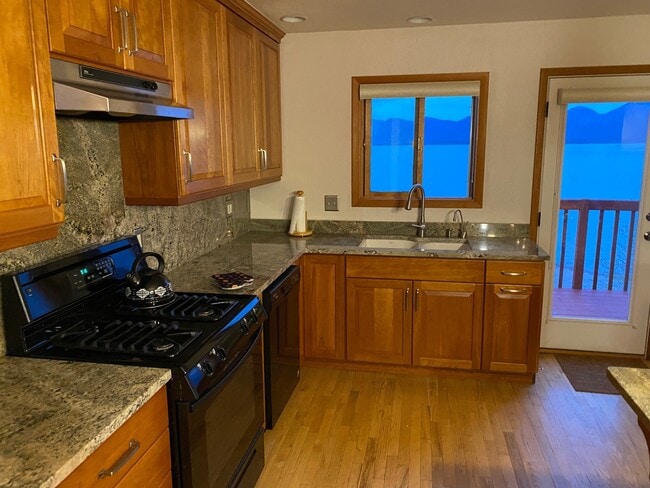 Photo - 540 Shoreline Dr