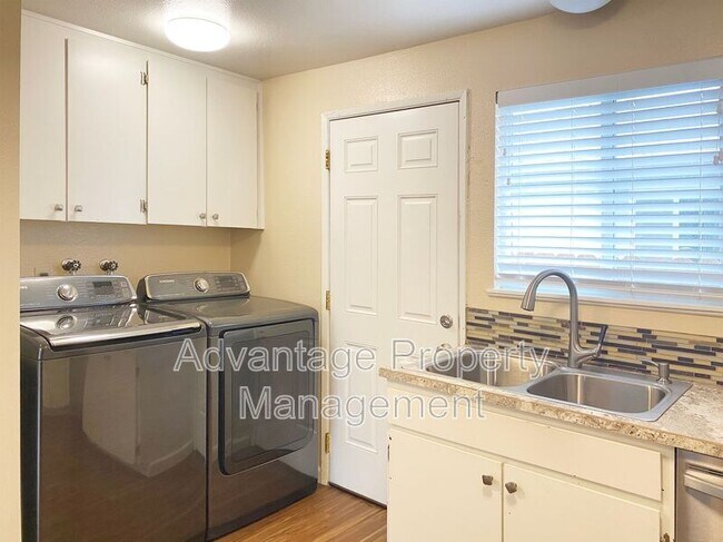 Photo - 588 NW Oak Ave