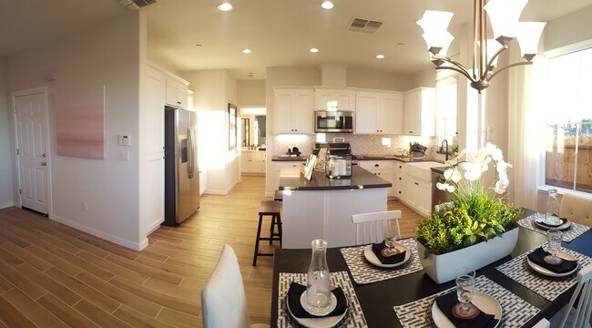 Cocina con dormitorio adicional / baño completo en la planta baja. - 1826 Yellowwood Ave