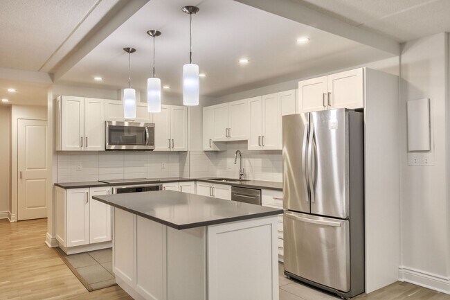 Building Photo - 4800 Maisonneuve Blvd W Unit 208