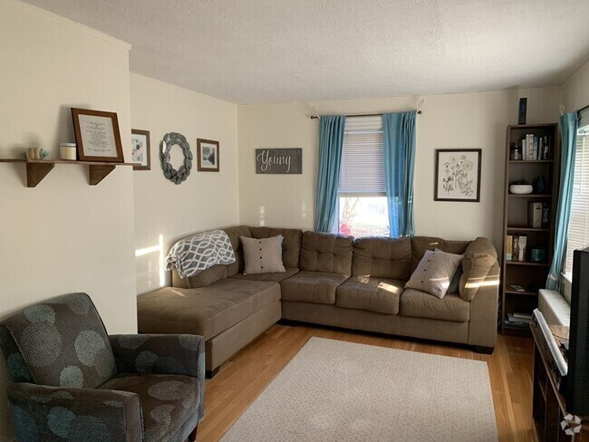Building Photo - SINGLE FAMILY HOME IN BEAUTIFUL QUIET QUAI...