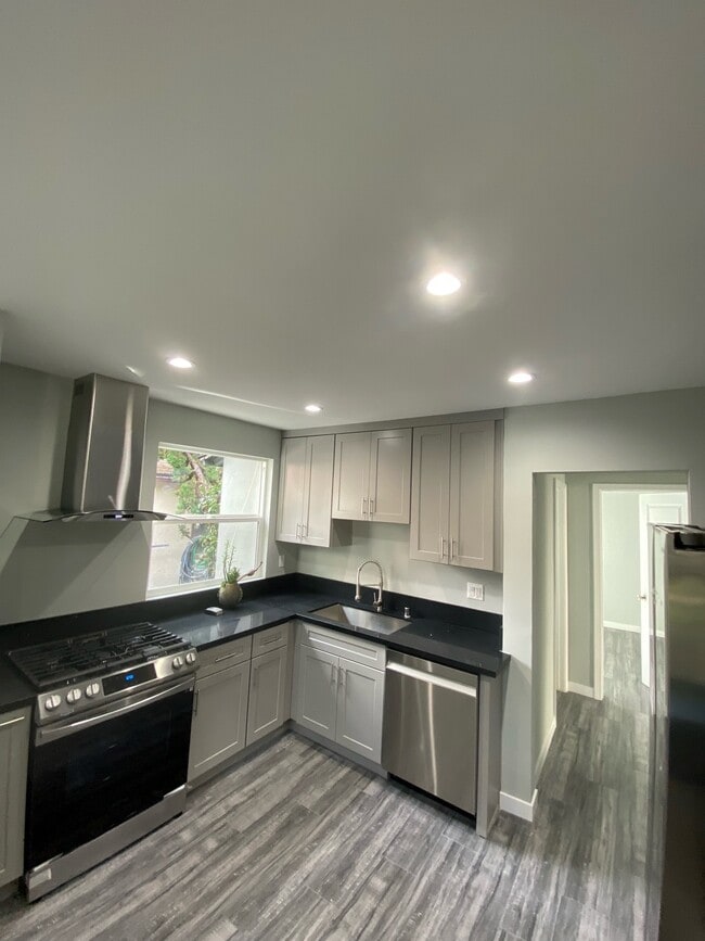 Kitchen - 1709 Barry Ave Unit 1709