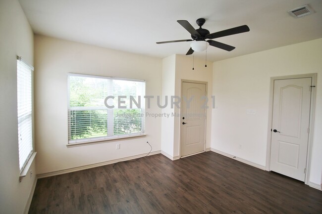 Photo - Well Maintained 2/2/1 Duplex For Rent!