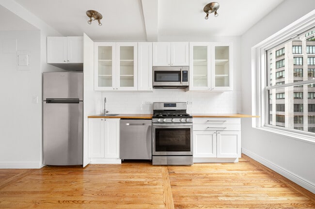 433 W 34th St Unit 9N