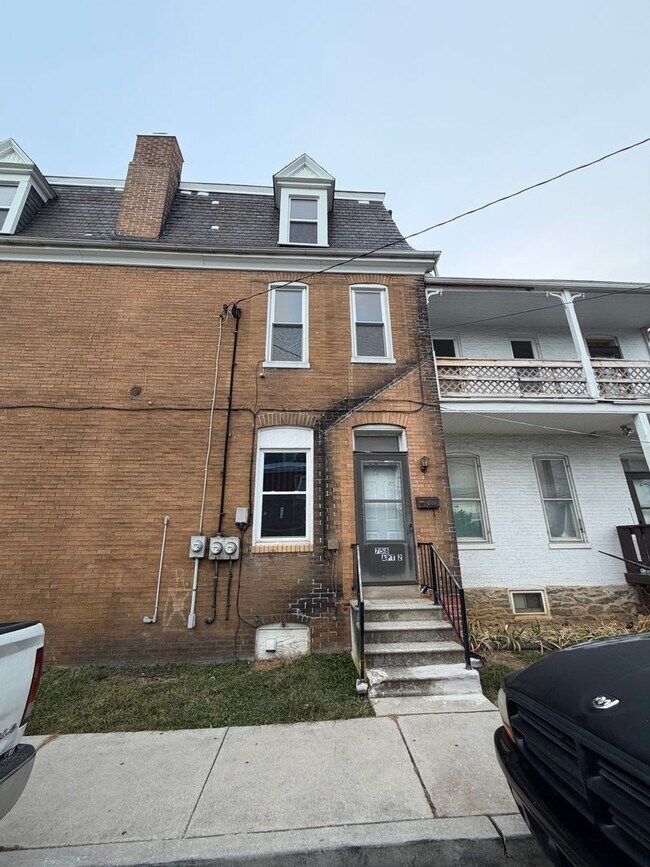 Building Photo - 758 W King St Unit 2nd Floor