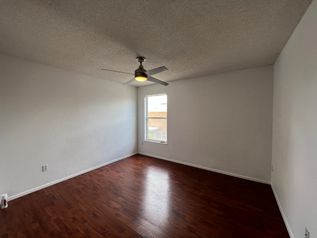 Photo - 10042 Ian St