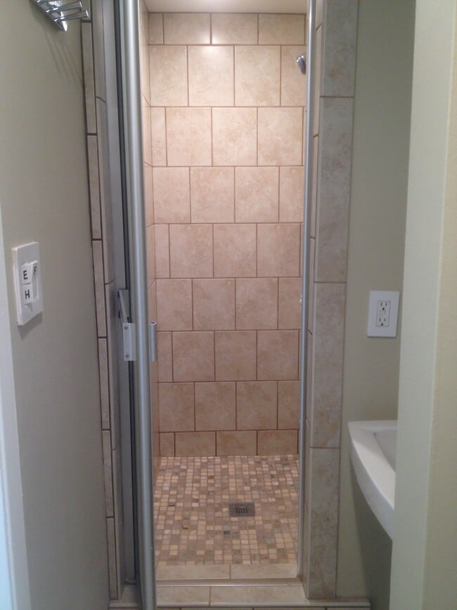 downstair baño - 100 Driftwood St Unidad 1