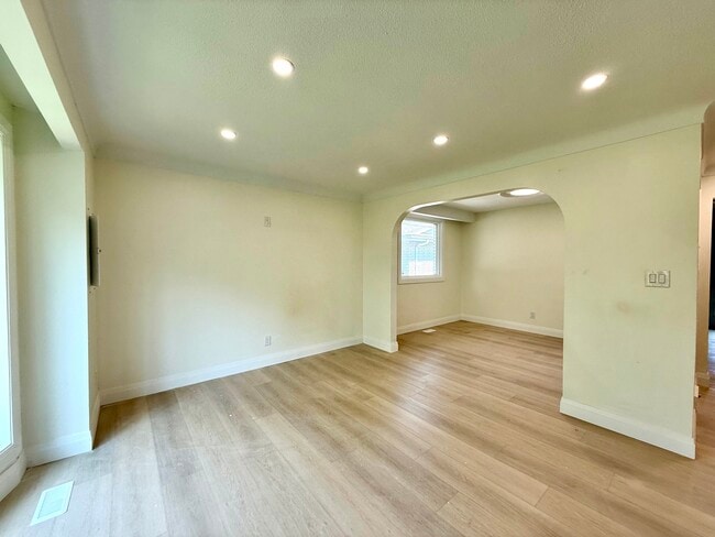 Photo - 25 Meadowbrook Crescent