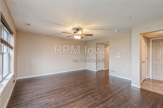 Photo - 320 E 5th St